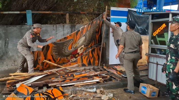Bongkar Posko Ormas di Pasar Minggu, Polisi Temukan Senjata Tajam