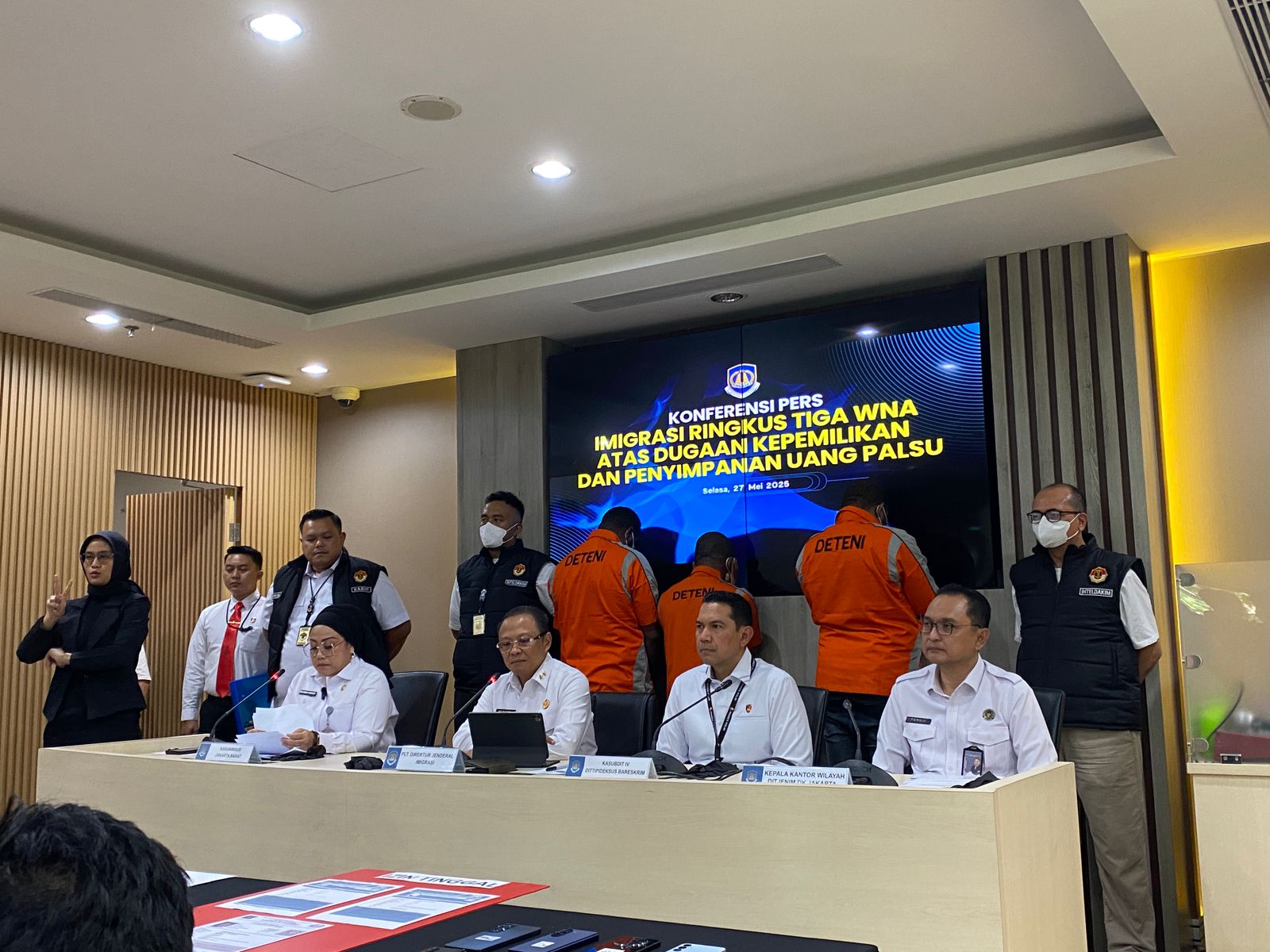 Imigrasi Ringkus 3 WNA Terkait Kepemilikan dan Penyimpanan Dolar AS Palsu