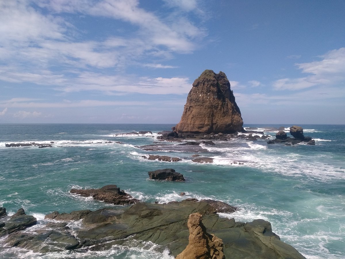Pantai Watu Ulo: Pesona Wisata Alam Cantik di Jember, Jawa Timur