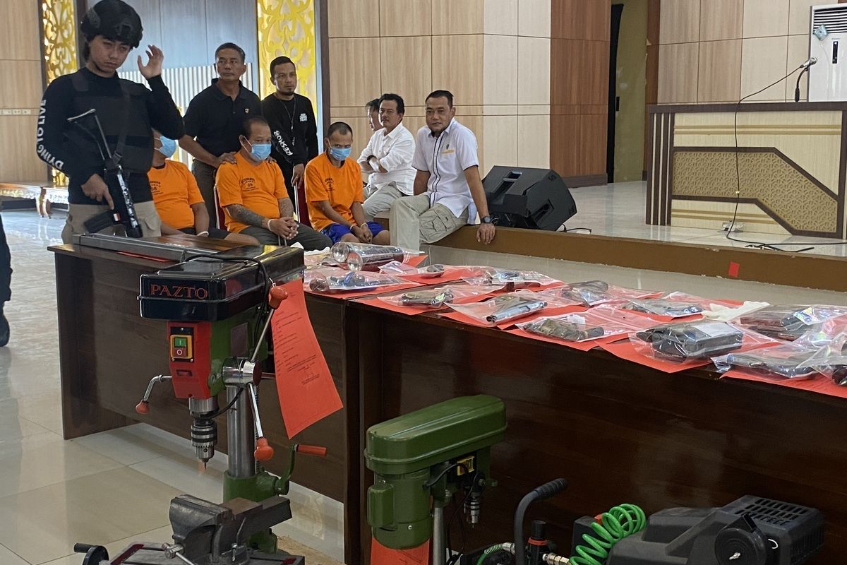 Polisi Gerebek Pabrik Senjata Api Rakitan di Bandar Lampung, Amankan 8 Ribu Peluru