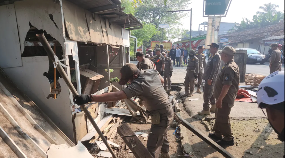 Satpol PP Tertibkan Bangunan hingga Puluhan Botol Miras di Lahan Bekas RPH Depok