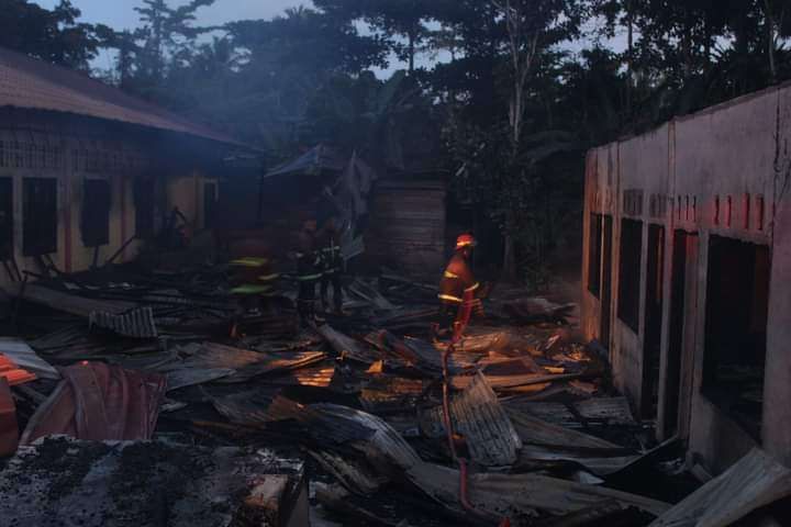 Sijago Merah Lalap Rumah Warga di Gido